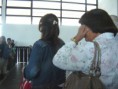 /album/dia-11-jan-2011/a3-clea-chora-esperando-a-bagagem-jpg/